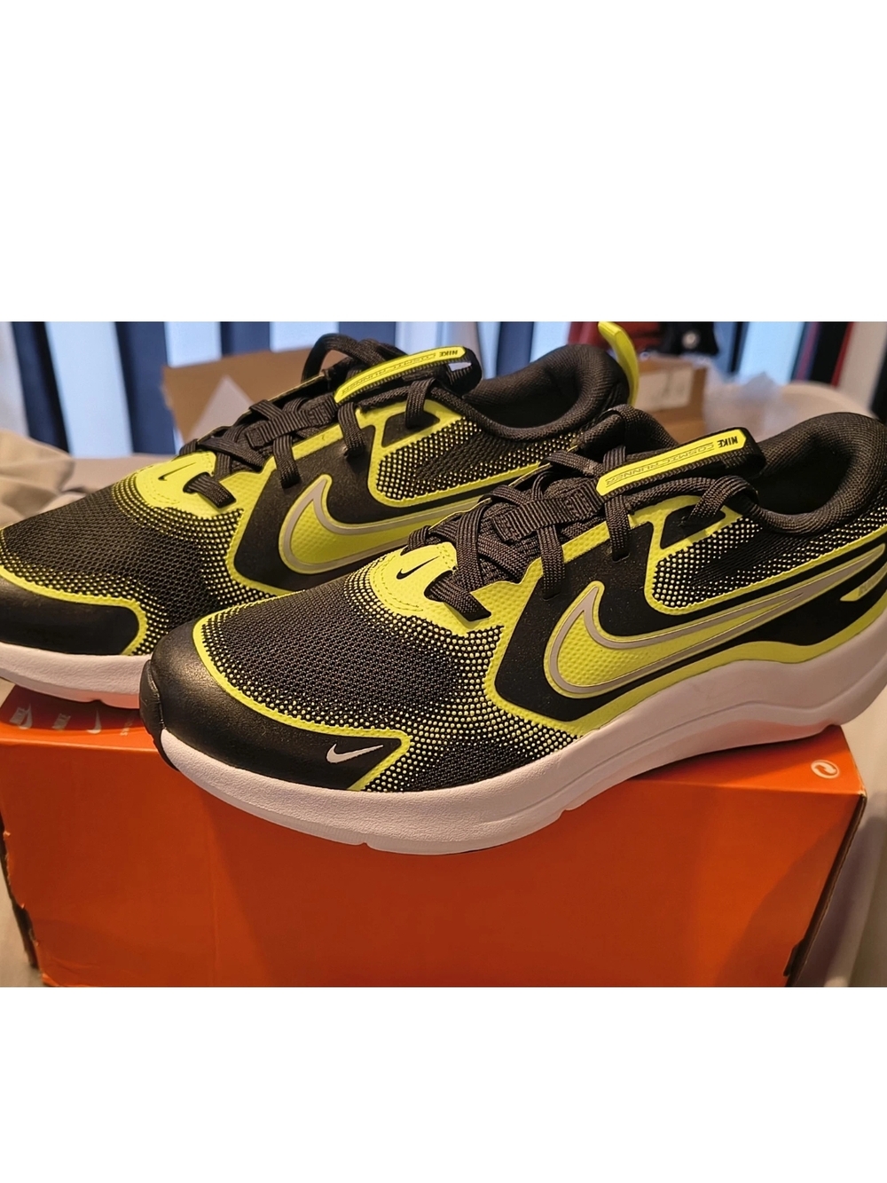 Nike Cosmic Runner HM4402005 Youth Size 6 Black Wolf Grey Volt  Sneakers